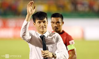 Quyền Chủ tịch Lê Công Vinh quyết thay máu CLB TP HCM sau mùa đầu tiên anh nắm quyền. Ảnh: Đức Đồng.