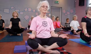 Bà cụ 100 tuổi bền bỉ luyện yoga