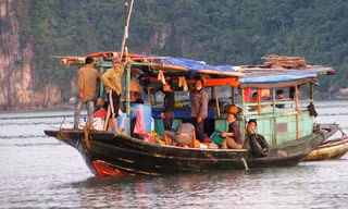 Đằm mình săn ốc biển ở Quảng Ninh