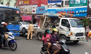 Kéo chiếc xe bị nạn khỏi hiện trường, giải phóng giao thông. 