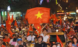 Người dân TP HCM đổ ra đường ăn mừng chiến thắng của đội tuyển U23 Việt Nam tối 23/1. Ảnh: Thành Nguyễn.