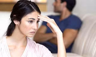 Thấy Nhung săn đón, thích vẻ ngoài hào hoa và cái gia tài nhà anh nên anh cũng chẳng ngại đưa Nhung về làm con dâu cho bố mẹ. (ảnh minh họa)