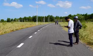 Một con đường nhựa trái phép trên khu đất nông nghiệp ở xã Thiện Nghiệp. Ảnh: Việt Quốc.