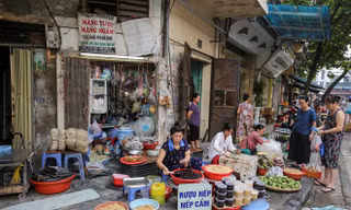 Người Hà Nội nhộn nhịp sắm Tết Đoan Ngọ, rượu nếp cấm hút khách