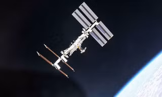 Một vật thể bay không xác định đã bay gần trạm ISS.