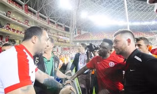 Eto'o (áo đỏ) trò chuyện với CĐV sau trận đấu. Ảnh: Spor Arti.