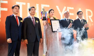 Ông Cha, Nam Gyu, Phó Chủ Tịch Tập Đoàn Hanwha cùng Ông Back Jong Kook, Chủ tịch kiêm Tổng Giám Đốc Hanwha Life Việt Nam (bìa trái) tại lễ vinh danh