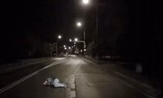 Người đàn ông nằm ngủ giữa đường
