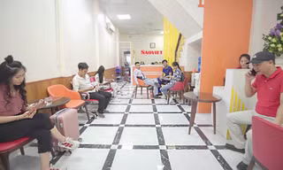 Nhiều hành khách chờ lấy vé để trải nghiệm Sao Việt Cung Điện Di Động