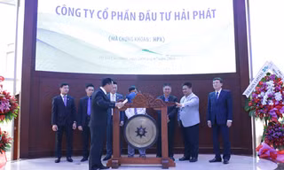 Ông Đỗ Quý Hải – Chủ tịch HĐQT, kiêm Tổng Giám đốc Công ty Cổ phần Đầu tư Hải Phát thực hiện nghi thức gõ cồng đánh dấu cổ phiếu HPX chính thức niêm yết trên Sàn Giao dịch chứng khoán TP.HCM600