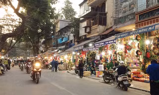 Phố Hàng Mã nhộn nhịp, ngập tràn đồ trang trí Noel