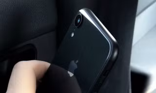 Khung viền iPhone Xc không bóng như ở iPhone X hay Xs, Xs Max sắp ra mắt. Ảnh: iphonesru