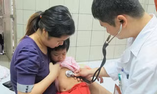 Bác sĩ khám cho bệnh nhi tại khoa Nhi Bệnh viện Bạch Mai.