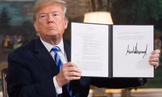 Tổng thống Mỹ Donald Trump ký quyết định tái áp đặt các lệnh trừng phạt với Iran tại Nhà Trắng vào ngày 8/5. Các lệnh trừng phạt từng được dỡ bỏ vào năm 2015 dưới thời Tổng thống Obama sau khi Mỹ đạt được thỏa thuận hạt nhâ. Ảnh: AFP.