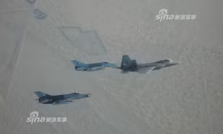 Tiêm kích MiG-21 Trung Quốc lần đầu sát cánh cùng F-22 Mỹ
