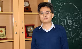 GS Phạm Hoàng Hiệp trong phòng họp của Viện Toán học - nơi còn được dùng làm phòng học và seminar. (Ảnh: Phạm Phượng/KHPT).