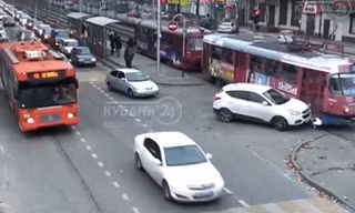 Khó hiểu pha xử lý đâm vào tàu điện của tài xế ôtô