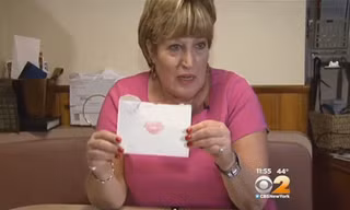 Bà Susan Heifetz với lá thư người mẹ gửi cho bà 45 năm trước. Ảnh: CBSNewYork/ Youtube