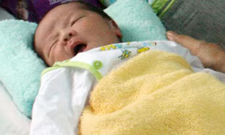 Bé gái 3 kg bị bỏ rơi bên đường. Ảnh: Nguyệt Triều.