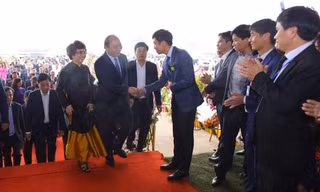 Thủ tướng Chính phủ thân mật bắt tay lãnh đạo công ty thành viên tập đoàn TH trước khi vào buổi Lễ.