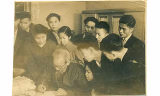 Năm 1955 Bác Hồ đến thăm những học sinh Việt Nam đầu tiên sang LX học tập
