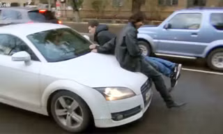 Nữ tài xế Audi vượt đèn đỏ, hung hăng đánh người