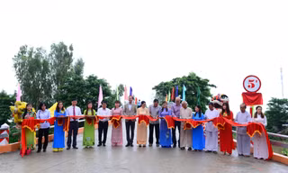 Khánh thành cây cầu thứ 2 dài 44 mét làm từ nắp chai bia tái chế