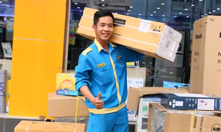 Số lượng đơn hàng càng lớn, thu nhập của nhân viên giao nhận lắp đặt càng cao. (Ảnh: Công Minh)