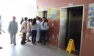 Thang máy rơi tự do khiến cụ Thuận bị thương nặng đã được ngưng sử dụng