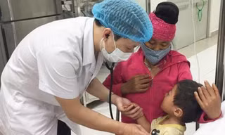 BS. Duy đang thăm khám cho một bệnh nhi bị ngộ độc hóa chất