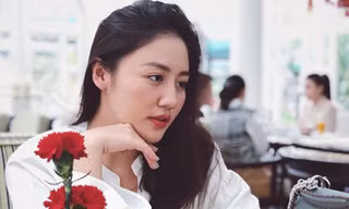 Văn Mai Hương bị giật túi xách khi đứng chờ bạn trước con hẻm nhỏ gần nhà.