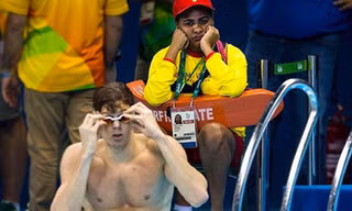 Gương mặt buồn chán của một nhân viên cứu hộ môn bơi ở Olympic Rio. Nhiệm vụ của họ là phải coi chừng các kình ngư như Micheal Phelps khỏi chết đuối. Ảnh: Metro.