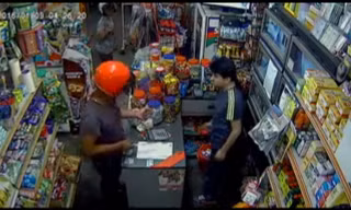 Tên cướp bị chủ cửa hàng đuổi chạy bạt mạng