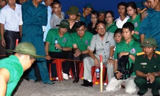 Nguyễn Thanh Thúy (mặc áo xám - ngồi) đang trực tiếp chỉ đạo việc tìm kiếm cất bốc hài cốt rởm tại xã Gio Mai, huyện Gio Linh, tỉnh Quảng Trị vào năm 2013. 
