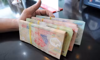 Vay tiền mua đồ sẽ giải quyết được nhu cầu tức thời nhưng kéo theo gánh nặng trả nợ về sau. Ảnh: VnExpress
