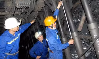 Công nhân Công ty than Thống Nhất kiểm tra thiết bị chống lò.