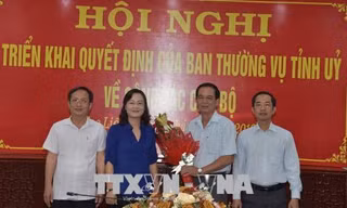 Bà Lê Thị Ái Nam, Phó Bí thư Thường trực Tỉnh ủy, Chủ tịch HĐND tỉnh, tặng hoa chúc mừng ông Lê Thanh Hùng. 