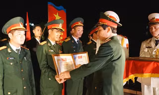 Thiếu thướng Nguyễn Thanh Hải, Phó Chính ủy Quân khu 3 trao thưởng cho các tập thể, cá nhân tại buổi lễ
