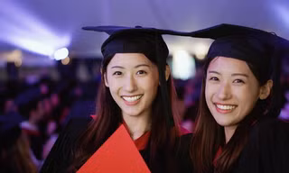 Tôn Vũ Đồng và Tôn Vũ Mộng rạng rỡ trong ngày tốt nghiệp hệ thạc sĩ tại Harvard