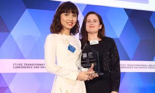 Bà Đỗ Thùy Chi – Phó Chủ tịch HĐQT Capital House lên nhận Giải thưởng Transformational Business Awards