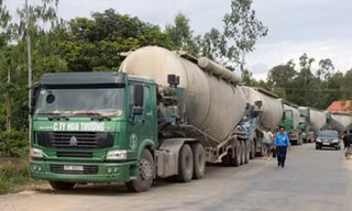Những chiếc xe quá tải cả 100% bị lực lượng chức năng tỉnh Hà Tĩnh mật phục, bắt quả tang khi đang đi đường vòng né trạm. 