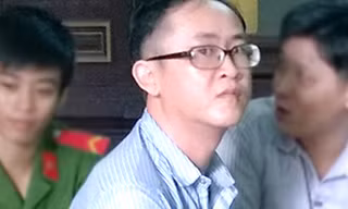 Bị cáo Đạt (đeo kính) chấp hành hình phạt 20 năm tù. Ảnh: H. D.