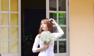 Vẻ ngoài xinh đẹp của 9X thiết kế áo in hình bìa sách giáo khoa