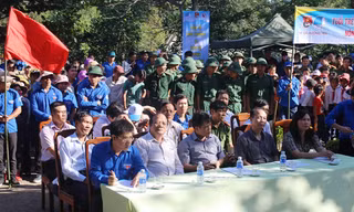 Đông đảo ĐVTN, chiến sĩ trẻ lực lượng vũ trang tham gia hưởng ứng chiến dịch thanh niên tình nguyện hè 2017. 