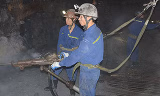 Công nhân mỏ than khoan lò ở độ sâu âm 300 m