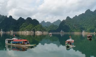 Thủy điện Tuyền Quang đã biến một phần của sông Gâm và sông Năng thành long hồ mênh mông. Ngay khi vừa đặt chân tới, tôi đã không thể khước từ lời mời du ngoạn bằng thuyền của người bạn "thổ dân". Thứ nước màu lục sóng sánh, trong vắt, soi bóng núi non và