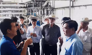 Chủ tịch UBND tỉnh Long An Đỗ Hữu Lâm đến khảo sát tại Khu liên hợp xử lý chất thải rắn Đa Phước. ảnh Ngọc Hằng