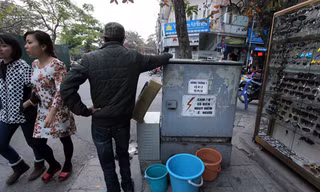 Biển cảnh báo "Nguy hiểm chết người" trên hộp điện này không có ý nghĩa gì với người đàn ông này (Ảnh chụp tại phố Lương Văn Can).