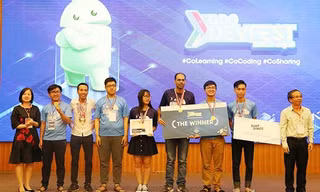 Ban Tổ chức trao giải Toàn diện cho nhóm Wiinav đến từ ĐH Duy Tân