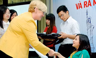 Phương Anh cùng các thí sinh khác nhận phần thưởng của Hội đồng Anh